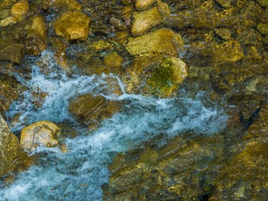 Mavi su ile dağ şelale. Yaz arka plan