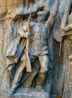 İkinci Dünya Savaşı'ndan bir asker Anıtı