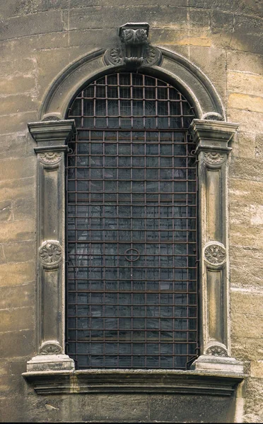 Eski evlerin cephe üstünde pencere eşiği