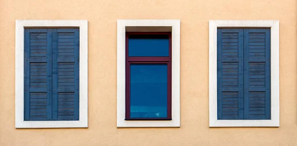 Moderne Finestre Marroni Vecchio Edificio — Foto Stock