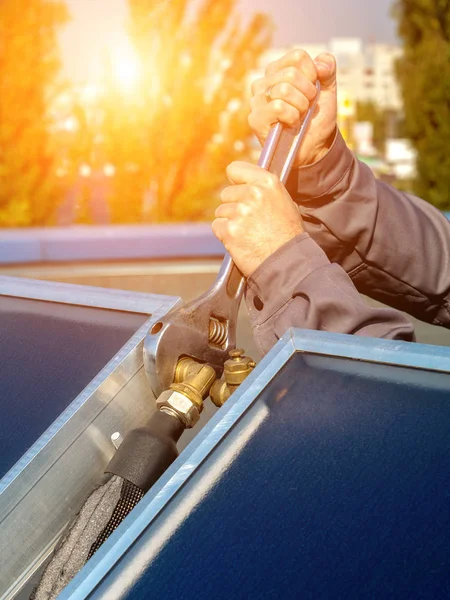 Trabalhador Realiza Instalação Painéis Solares — Fotografia de Stock
