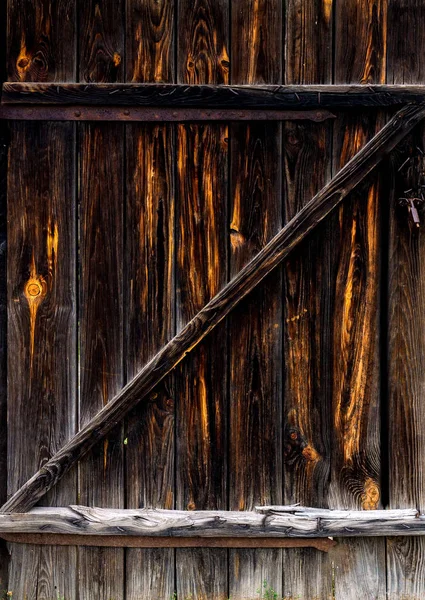 Eski Bir Ahşap Kapı Cephe Üzerinde Bir Kesim Ile Doku — Stok fotoğraf
