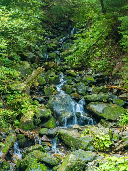 ブルー クリアな水と山の滝 夏の背景 — ストック写真