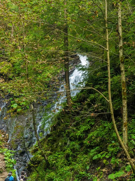 ブルー クリアな水と山の滝 夏の背景 — ストック写真