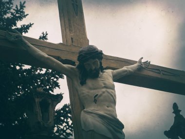 Kasvetli bir gökyüzü arka plan üzerinde İsa'nın çarmıha. Arka plan