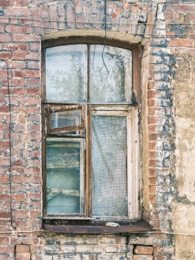 Eski evlerin cephe üstünde pencere eşiği