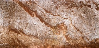 Evin taş cephe. Duvardaki kırık. Arka plan