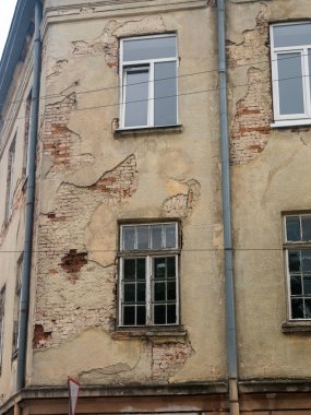 Eski şehirdeki ev cephe üstünde pencere eşiği