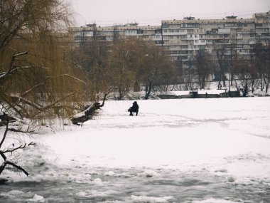 Adam kış balıkçılık yapan.