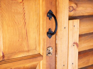 Terk edilmiş bir kırsal evde eski bir anahtar deliği