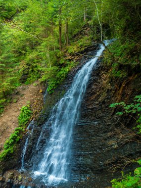 Dağın tepesinden büyük şelale yakın çekim
