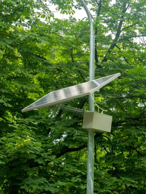 Güneş paneli üzerindeki bir elektrik direği