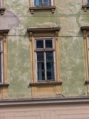 Eski şehirdeki ev cephe üstünde pencere eşiği