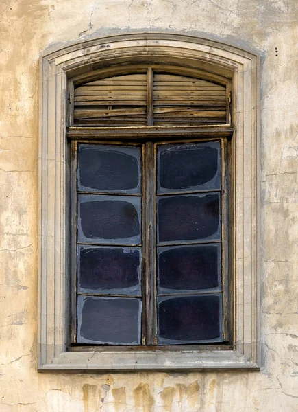 Die Textur Des Alten Fensters Mit Einem Rostigen Gitter — Stockfoto