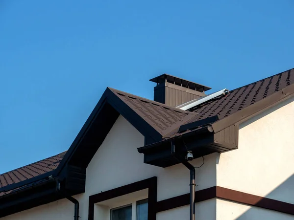 家の屋根に設置されたソーラーパネルは — ストック写真