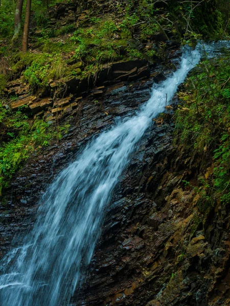 ブルー クリアな水と山の滝 夏の背景 — ストック写真