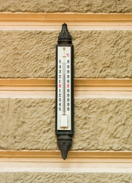 Termometern Hängande Väggen Sommartid — Stockfoto