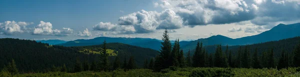 Panorama Van Hoge Bergen Met Wolken Zomer — Stockfoto