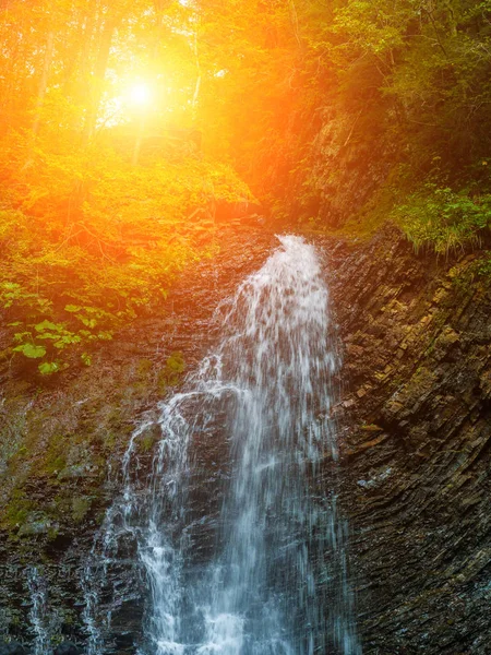 Mountain Vattenfall Med Blå Klart Vatten Sommaren Bakgrund Solnedgång — Stockfoto