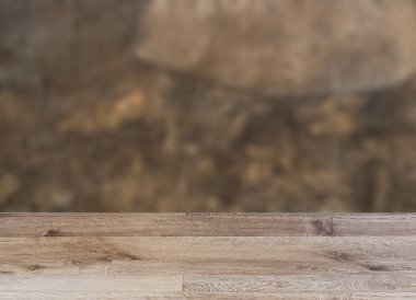 boş ahşap masa. Döşeme. Eski evin duvarına. Yüzeyde çatlaklar. Arka plan