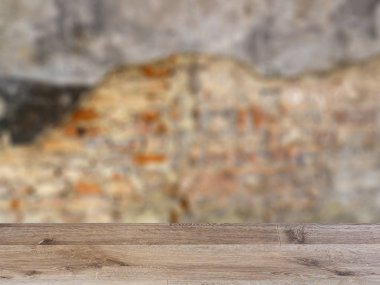 boş ahşap masa. Döşeme. Doku duvar eski. Çürümüş sıva. Mockup. Arka plan