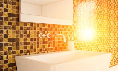 Modern banyo banyo ve lavabo dahil olmak üzere. 3D render. Günbatımı.