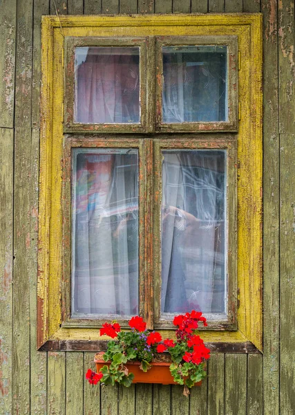 Die Textur Des Alten Fensters Mit Einem Rostigen Gitter — Stockfoto