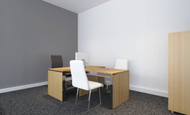 Koyu ahşap tablolar bir sıra ile bir ofis iç önden görünümü. 3D render.