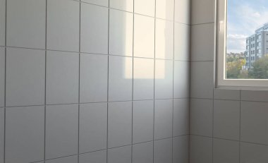 Modern banyo büyük pencere ile. 3D render. Boş iç.