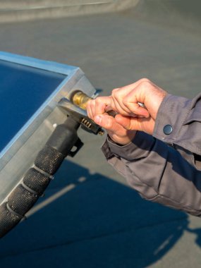 İşçi güneş panelleri yükseltir