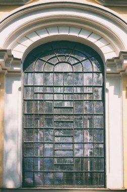 Eski evlerin cephe üstünde pencere eşiği