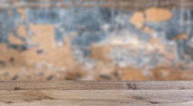 boş ahşap masa. Döşeme. Doku duvar eski. Çürümüş sıva. Mockup. Arka plan