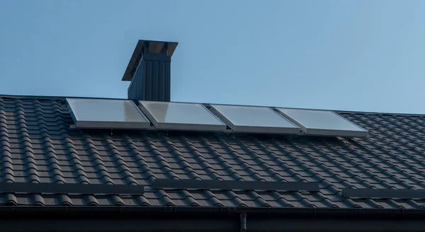 家の屋根に設置されたソーラーパネルは — ストック写真