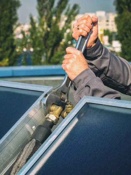 Trabalhador Realiza Instalação Painéis Solares — Fotografia de Stock