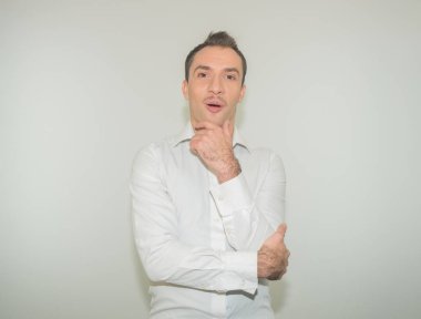 duygusal şaşırmış adam ile ayakta biraz ağzını açtı. İnsan duyguları, yüz ifadesi kavramı. Beyaz arka plan üzerinde izole