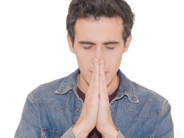 Genç adam raslantı üzerinde izole beyaz arka plan, dua veya meditasyon, rahat ve sakin seyir bir alkış giyinmiş
