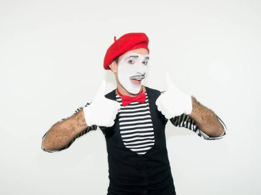 Mutlu MIME başparmak göstermek yukarıya. Neşeli davranış ve en iyi erkek oyuncu pandomim gösterisi sırasında geniş bir gülümseme. Beyaz izole.