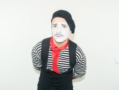 Beyaz arka plan üzerinde izole kırmızı yay ile şok MIME