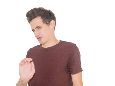 Bir şey geçirmeyen tiksinti ifadesi olan genç adam. İkrah kavramı. Beyaz renk izole