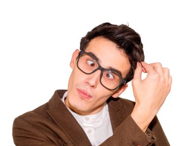 Portre kadar yakın komik görünümlü genç adam beyaz arka plan üzerinde izole karışık. İnsani duygular, yüz ifadesi.