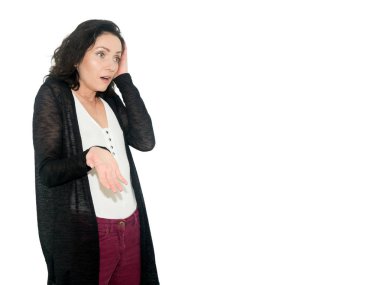 güzel esmer orta yaşlı kadın yanlış anlama ifade gri arka plan üzerinde izole karışık