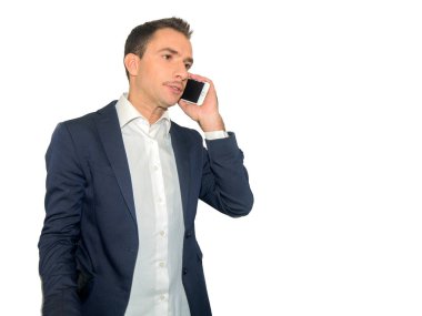 Uymak cep telefonu beyaz duvar arka plan üzerinde kendine güvenen adam giymiş