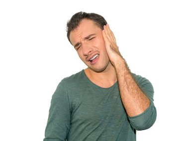 Hasta erkek gri arka plan üzerinde izole acı kafasını dokunmadan kulak ağrısı olan fotoğrafı