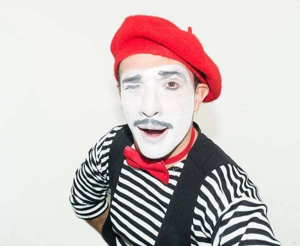 Mime Joyeux Isolé Sur Blanc Homme Tant Acteur Pantomime Montrant — Photo