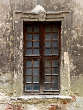 Eski evlerin cephe üstünde pencere eşiği