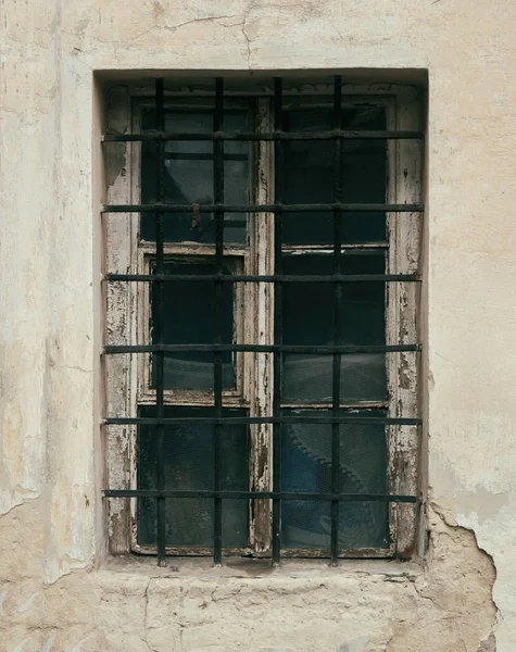 Fenêtres sur la façade des maisons dans la vieille ville — Photo