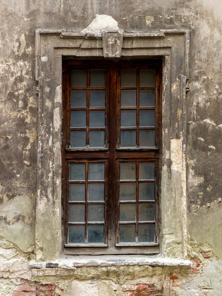 Windows on the facade of houses in the old city — Stock Photo, Image