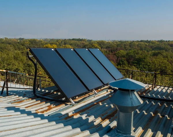 Painéis solares no telhado da casa — Fotografia de Stock