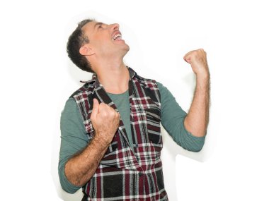 Neşeli yakışıklı adam ağzını açtı ve yumruklarını sıkmak, sevinir 