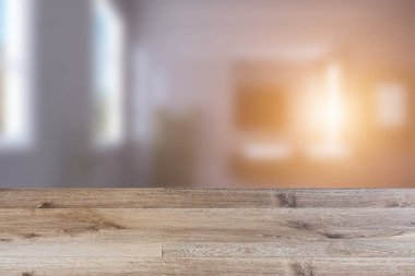 Modern banyo pembe renkte. Büyük pencereler ve klasik plumbin